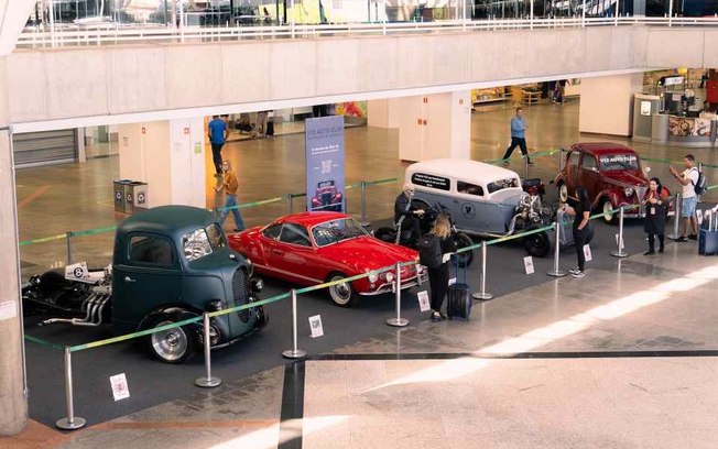 Aeroporto de Brasília surpreende passageiros com exposição de carros e motos antigas