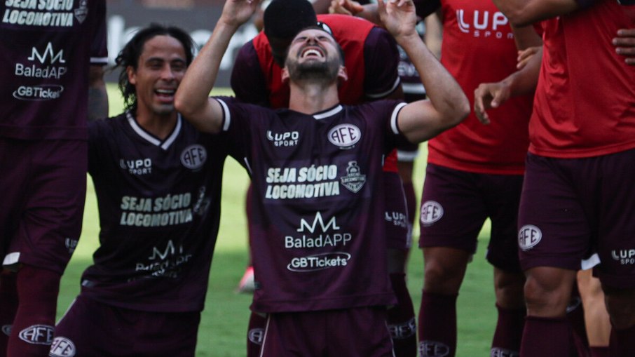 Jogadores e comissão técnica da Ferroviária comemoram o acesso à Série B e a vaga na final da Série C