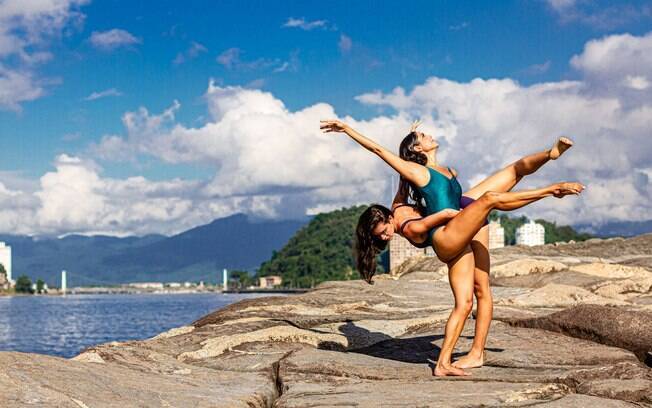 Bailarina e fotógrafo transformam pontos turísticos do litoral paulista em arte