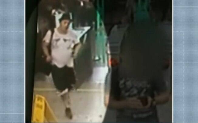 Câmeras de segurança flagram momento em que suspeito de matar gay na Paulista passa pela catraca do metrô