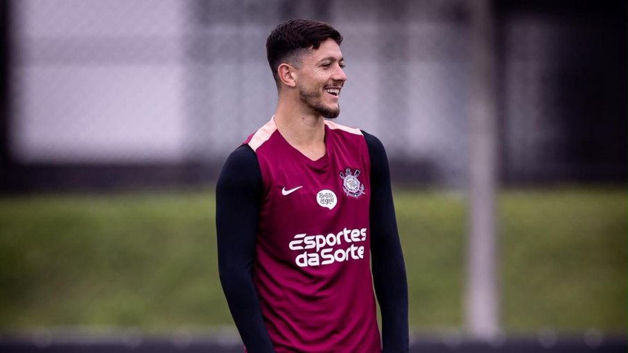 Em meio ao interesse do River Plate, Rodrigo Garro aparece sorrindo em treino