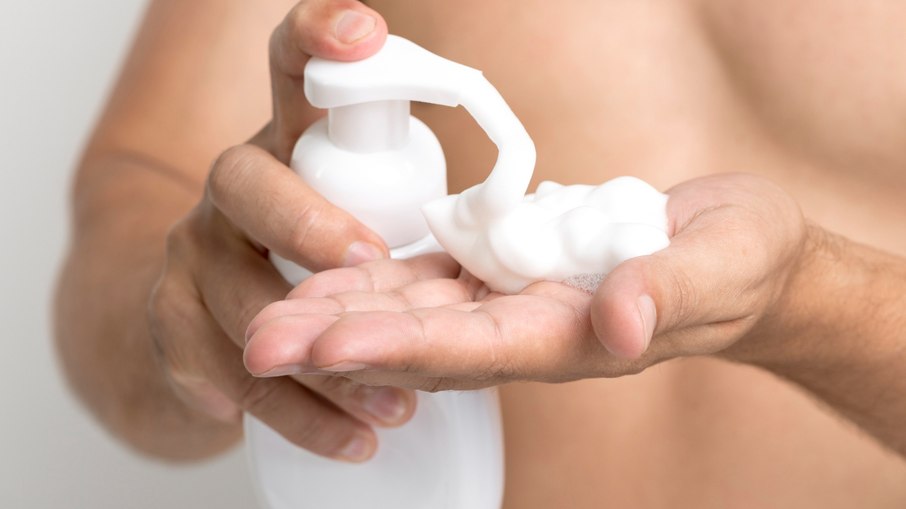 A limpeza remova impurezas e oleosidade para preparar a pele para os próximos cuidados