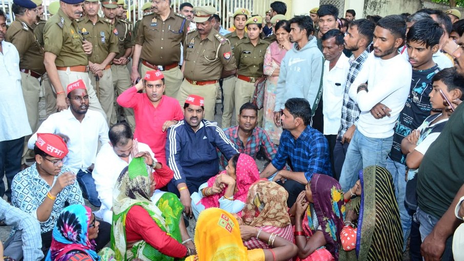 Pessoas de luto protestam após a morte de recém-nascidos em um incêndio num hospital em Jhansi, a 16 de novembro de 2024.