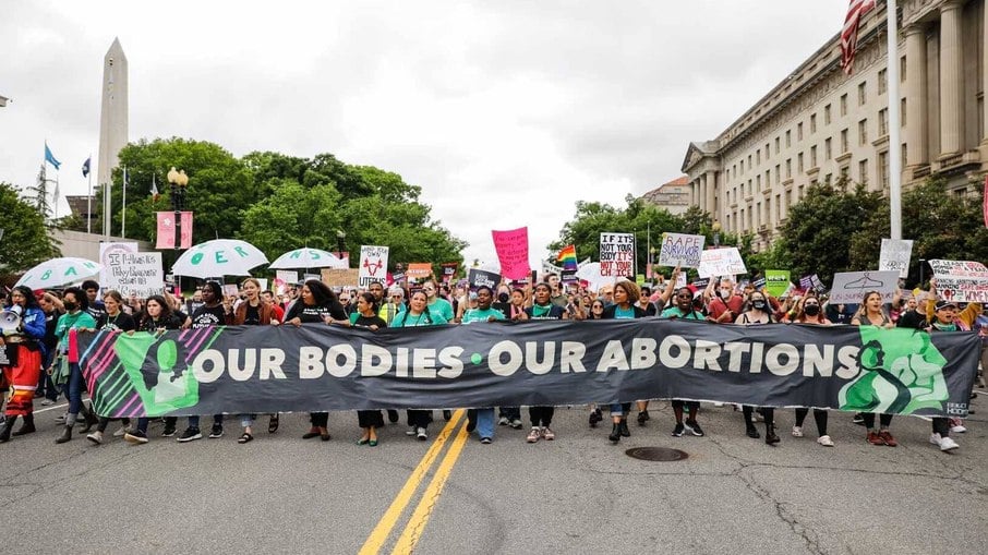 Suprema Corte dos EUA revogou o direito das mulheres de realizar aborto