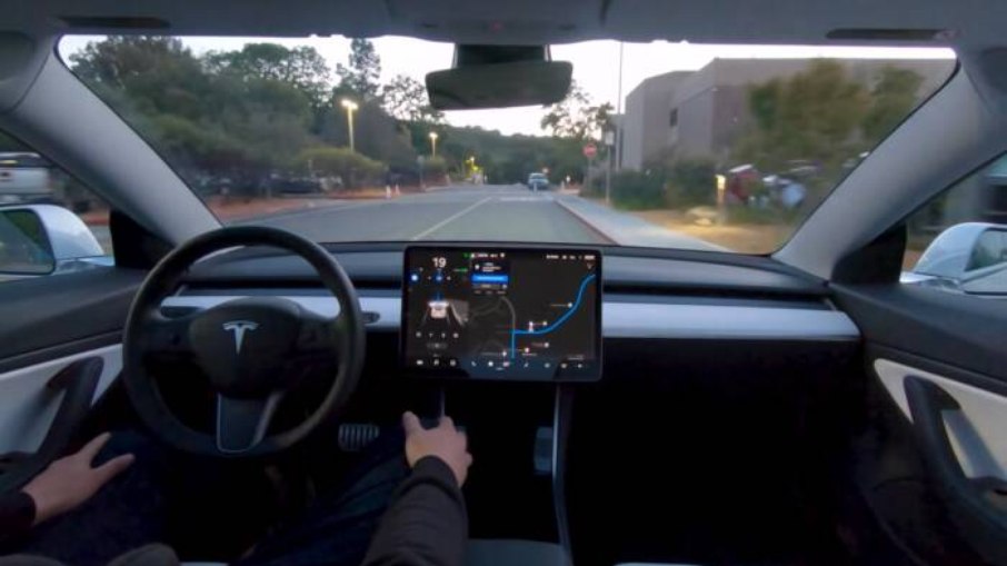O nome 'Full Self Driving' dá a entender condução completamente independente, mas Tesla diz que o usuário precisa sempre monitorar o veículo 