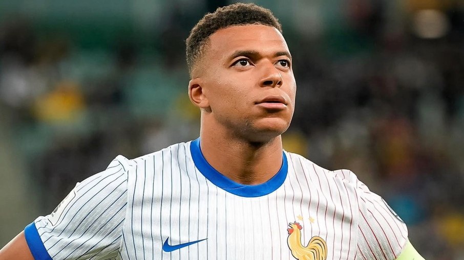 Mbappé vai ter sua primeira chance de alcançar Messi nesta segunda-feira (22)