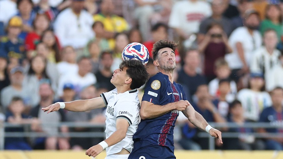 Montoro e Fabián Ruíz disputam bola em Botafogo x PSG Montoro e Fabián Ruíz disputam bola em Botafogo x PSG