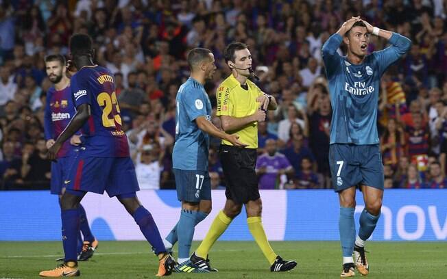 Cristiano Ronaldo foi expulso na vitória do Real Madrid sobre o Barcelona e depois empurrou o árbitro