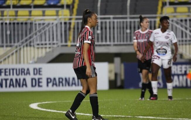 São Paulo renova contrato com Letícia Alves, zagueira revelada pelas categorias de base do clube