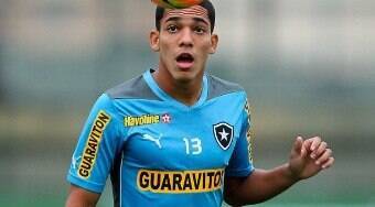 Vasco está perto de anunciar lateral ex-Botafogo que estava na Itália; saiba mais