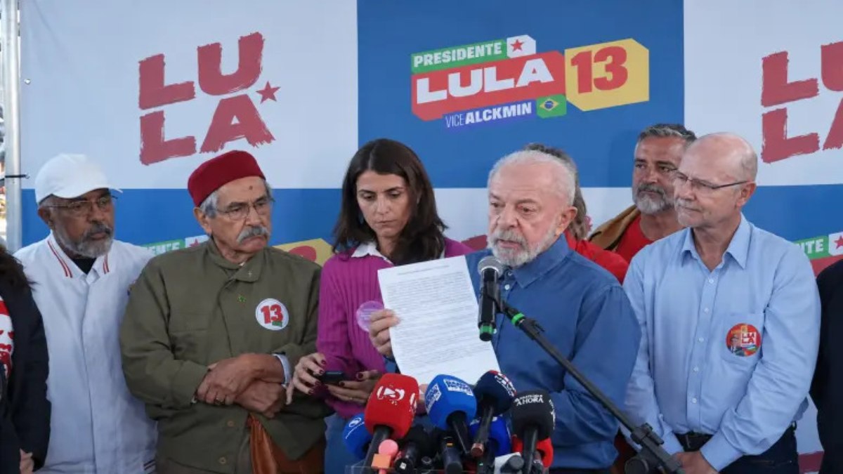 Presidente Lula, em coletiva, mostra documento que vai enviar ao TSE