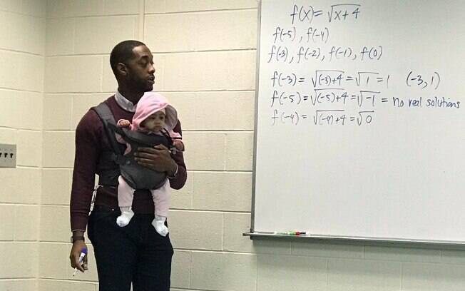 Wayne Hayer precisou levar a filha para a aula, e o professor Nathan Alexander (foto) decidiu ajudá-lo com a situação Wayne Hayer precisou levar a filha para a aula, e o professor Nathan Alexander (foto) decidiu ajudá-lo com a situação