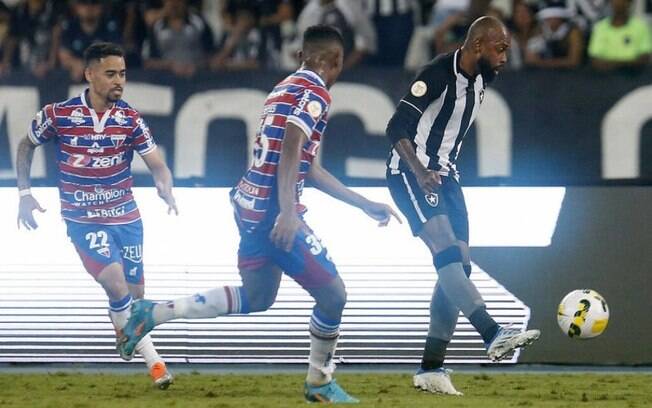 Chay analisa virada do Botafogo no Brasileirão e destaca apoio da torcida: 'Incentivou o tempo todo'
