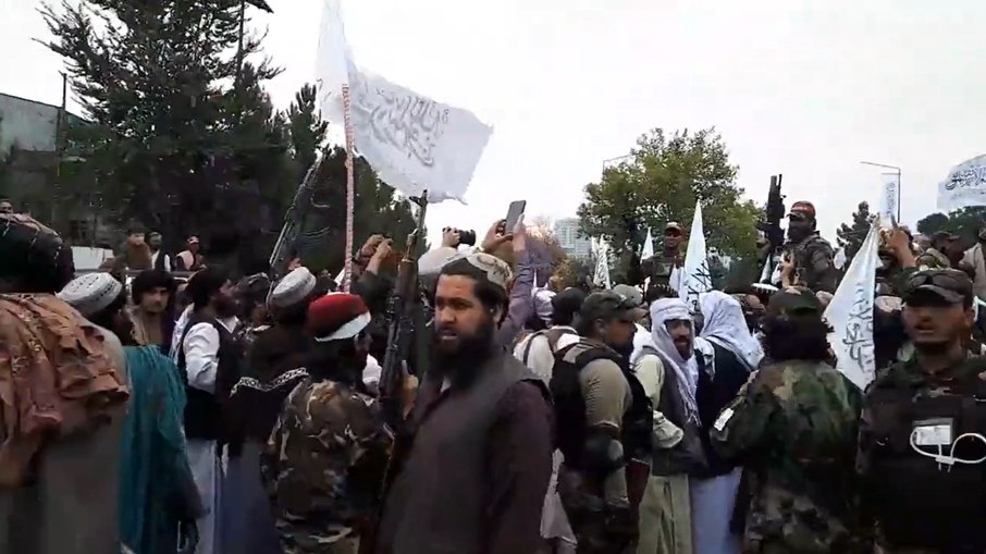 Talibãs se reuniram na Praça Masud, em frente à antiga embaixada dos Estados Unidos