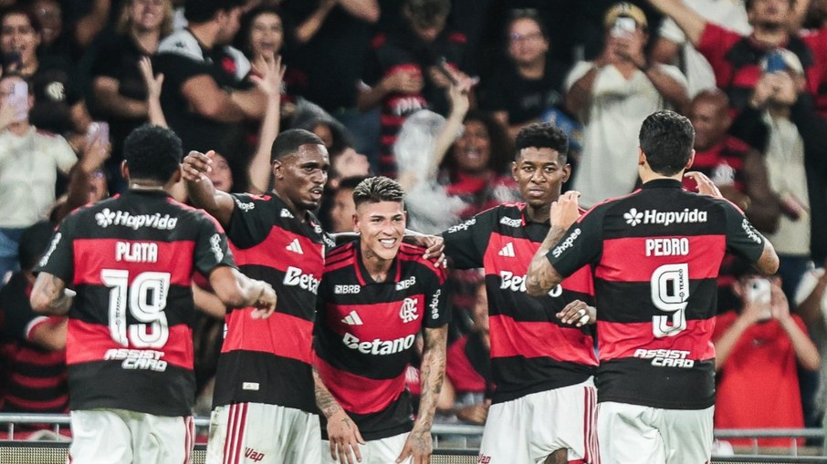 Jogadores do Flamengo comemoram gol de Carrascal x Vasco