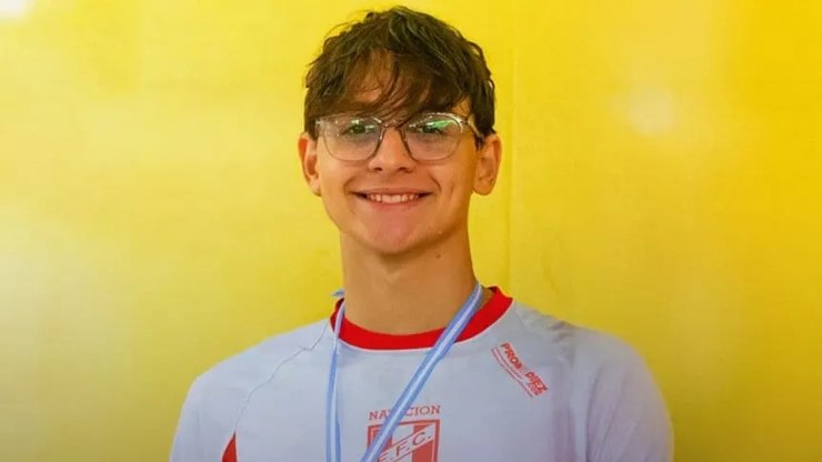 Nadador%20fica%20parapl%C3%A9gico%20ao%20se%20chocar%20com%20advers%C3%A1rio