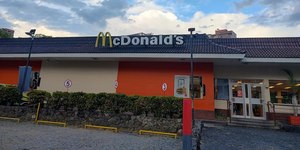 Funcionária do McDonald's leva coronhada durante assalto