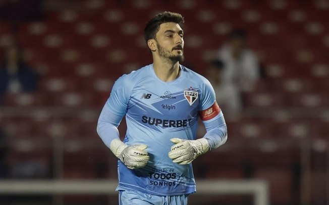 Rafael, seguro, espalma a bola