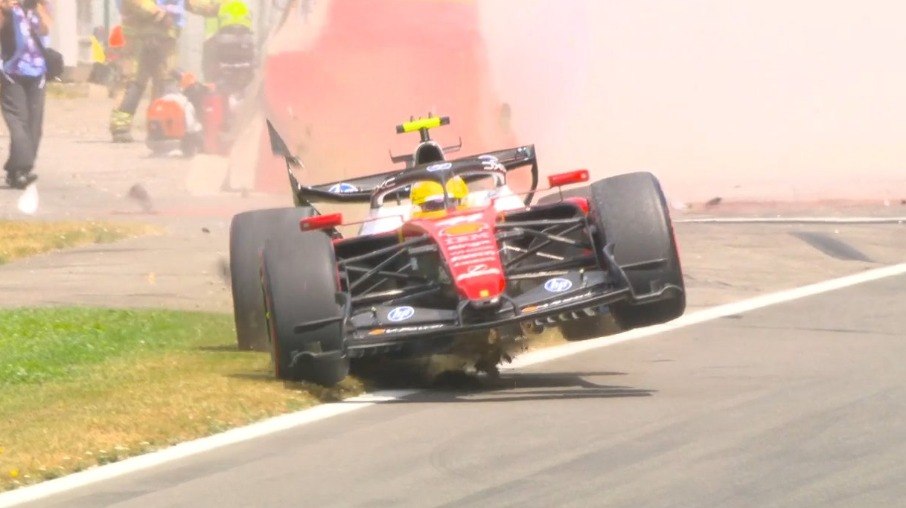 Lewis Hamilton sai da pista e bate a Ferrari no fim do terceiro treino livre do GP da Bélgica Lewis Hamilton sai da pista e bate a Ferrari no fim do terceiro treino livre do GP da Bélgica