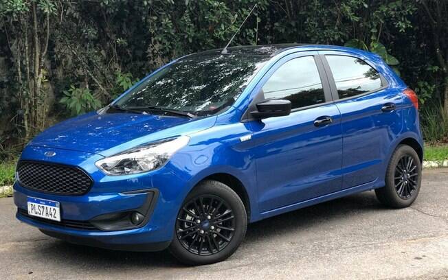 Ford Ka 100 anos: série limitada vem pintada de Azul Belize com detalhes pretos. Nos para-lamas dianteiras ficam as plaquetas da edição especial