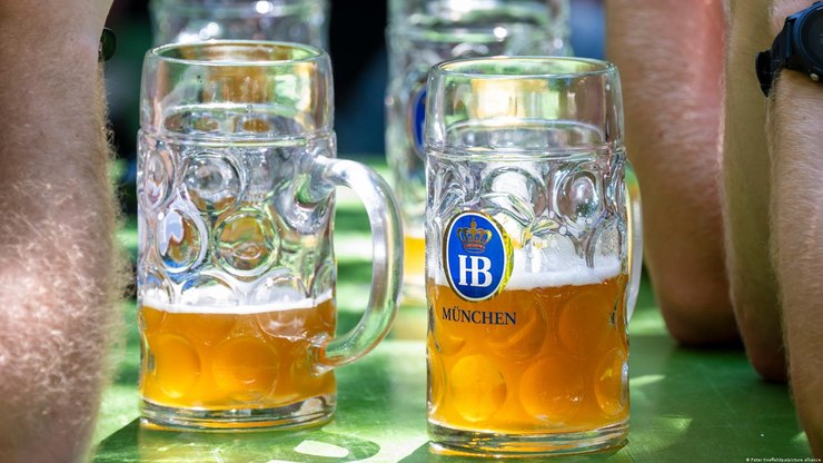 Alemanha vê cervejarias fechando, mas aposta no "sem álcool"