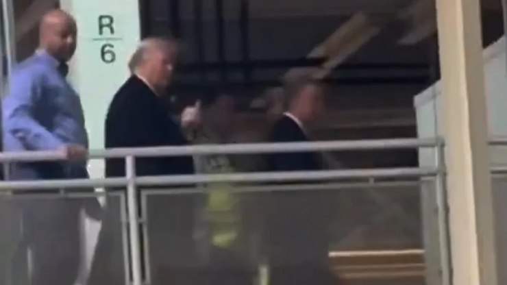 Trump xinga e mostra dedo do meio a funcionário que o provocou