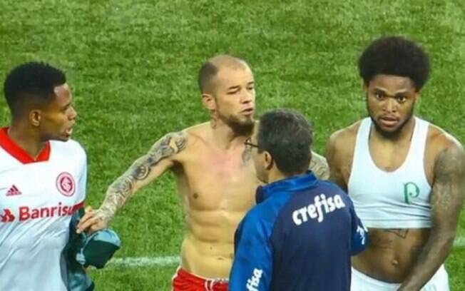 Luiz Adriano e Matheus Jussa brigaram após o apito final