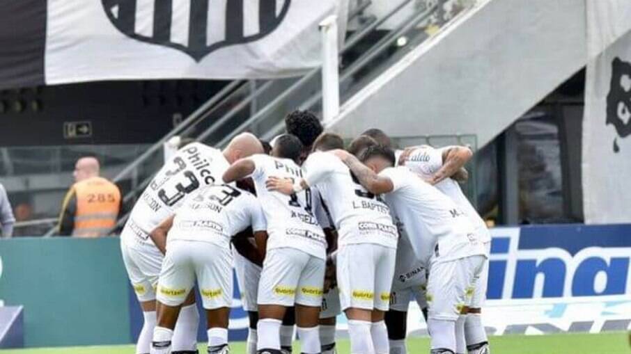 Jogando em casa, a equipe do Santos bateu o Coritiba por 2 a 1 no Campeonato Brasileiro