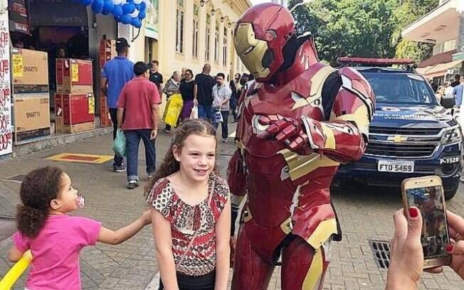 Anthony Zago anima crianças com sua fantasia de Homem de Ferro.