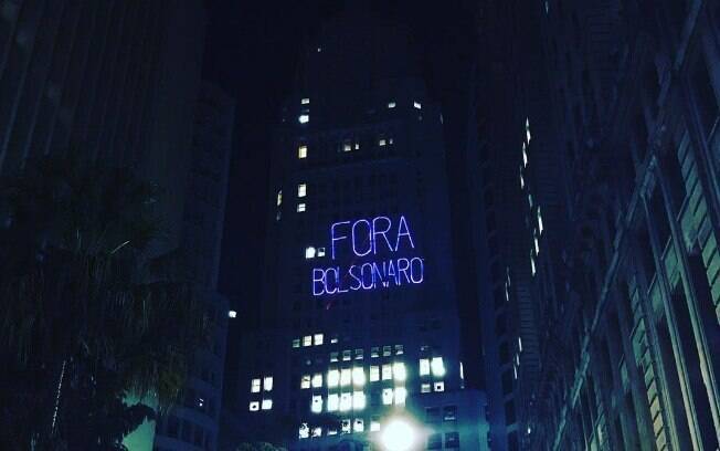 Os dizeres 'Fora Bolsonaro' foram projetados em noite de pronunciamento, seguido de panelaços