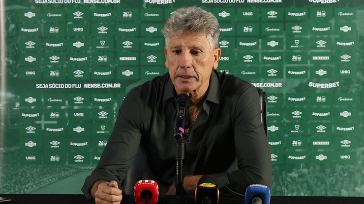 Renato%20Ga%C3%BAcho%20se%20irrita%20e%20amea%C3%A7a%20encerrar%20coletiva%3B%20assista