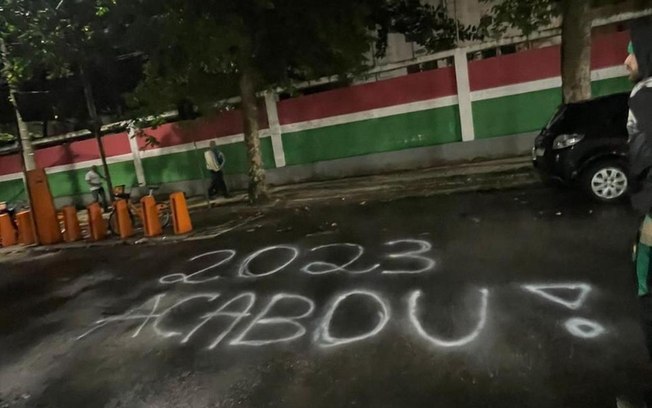 Grupo de torcedores do Fluminense protestam em frente à sede de Laranjeiras 