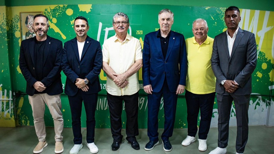Ancelotti ao lado de dirigentes do Mirassol e da CBF antes do início do jogo
