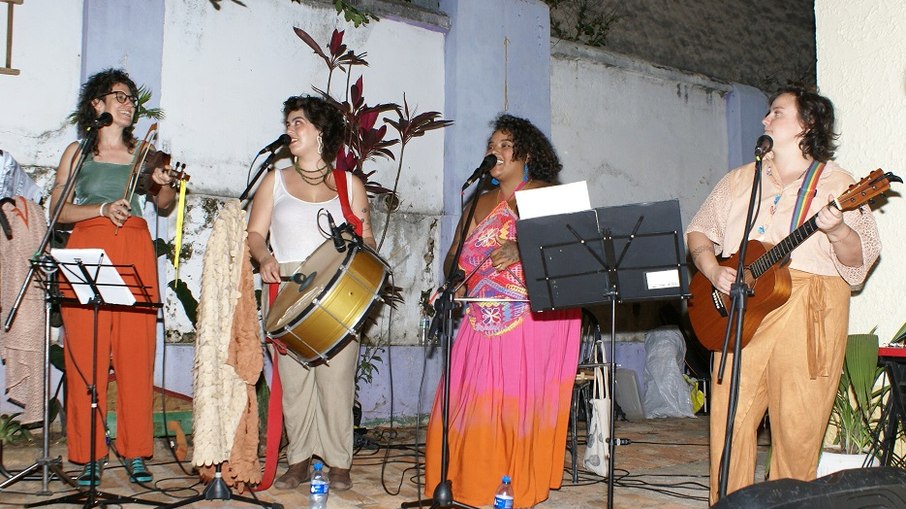 Grupo Abacateiras Forró de rabeca durante apresentação no Quintal Taturanas