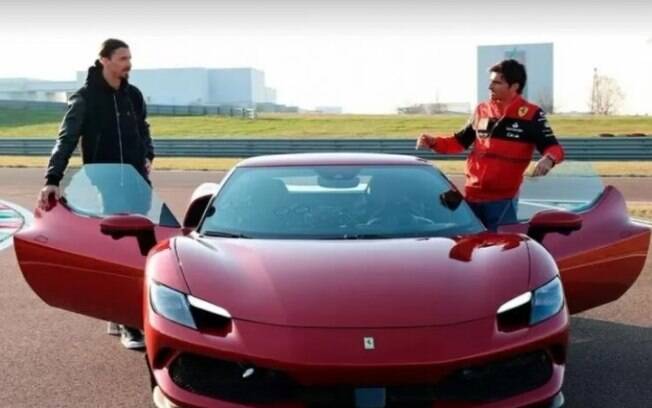 Ibrahimovic testa nova Ferrari ao lado de pilotos da Fórmula 1