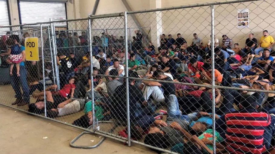 Famílias trancadas em estrutura semelhante a uma jaula em um centro de detenção de imigrantes em McAllen, no Texas