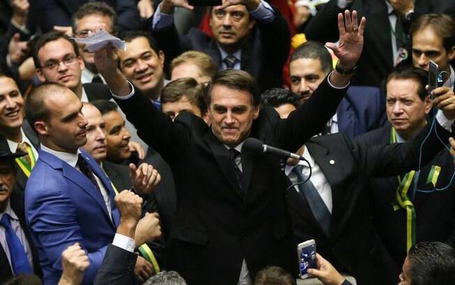 Quando o ex-presidente petista é descartado das opções, Jair Bolsonaro aparece em primeiro lugar nas pesquisas
