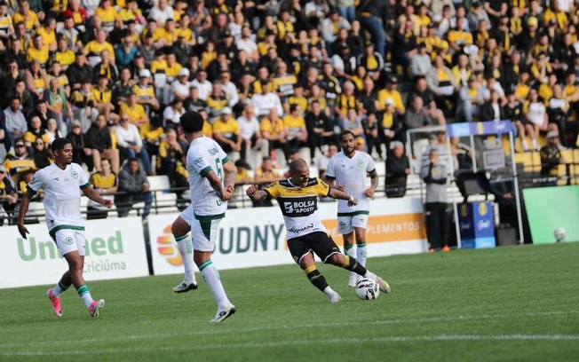 Jogadores do Tigre festejam golaço decisivo de Luciano Castan no Heriberto Hülse