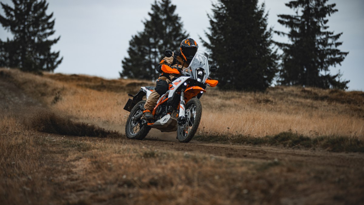 Versão R adiciona modos Street, Off-road e Rain, além de ABS com calibração específica para terra. Versão R adiciona modos Street, Off-road e Rain, além de ABS com calibração específica para terra.
