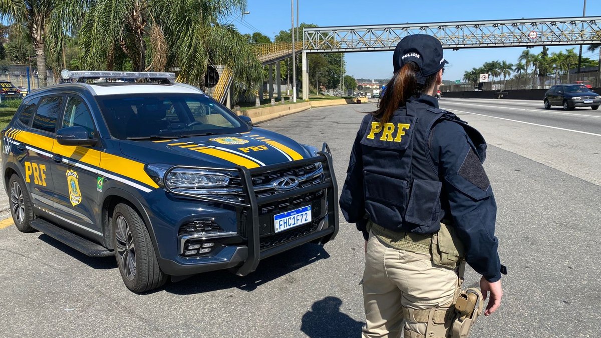 A abordagem ocorreu após a equipe avistar um veículo realizando manobras perigosas e ultrapassando pelo acostamento.