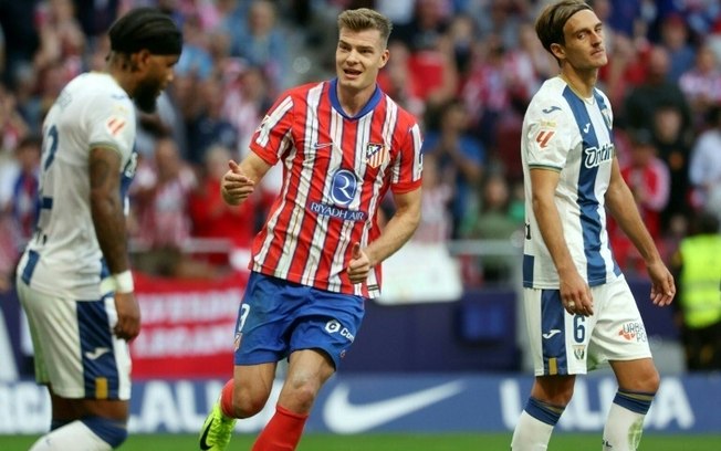 O atacante norueguês do Atlético de Madrid, Alexander Sorloth (C), comemora seu primeiro gol contra o Leganés