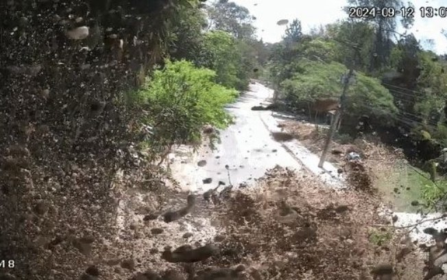 Santana de Parnaíba: tubulação rompe e água invade casa