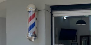 Barber pole: a história sangrenta do poste listrado de barbearias
