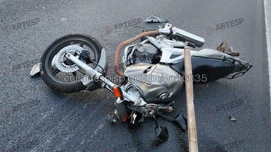 Moto atingida em atropelamento na SP-348 Moto atingida em atropelamento na SP-348