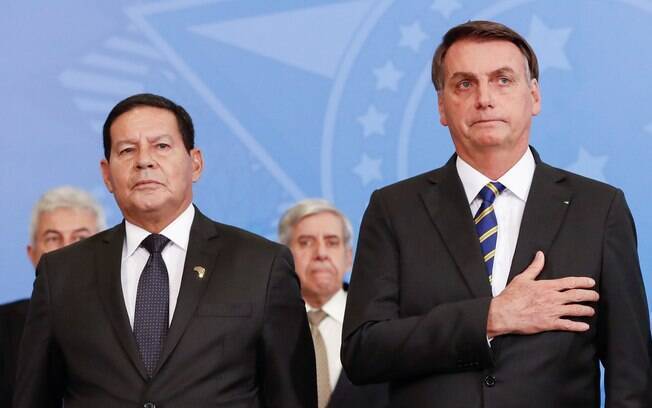 Mourão reúne-se com Barroso e descarta golpe