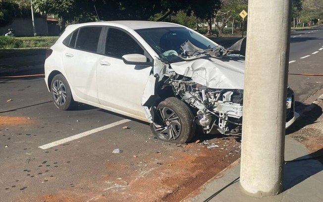 Carro derruba poste na marginal Carro derruba poste na marginal
