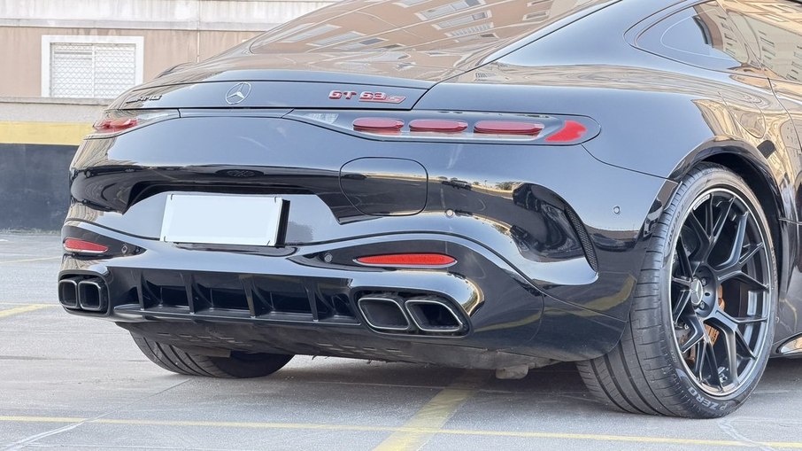 AMG GT 63 S E Performance traz quatro saídas de escape e aerofólio traseiro com atuação automática