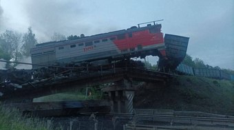 Duas pontes desabam e deixam ao menos sete mortos