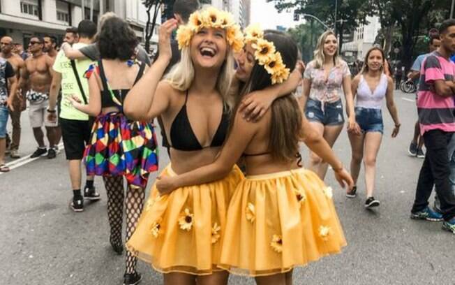 Fantasias de carnaval: para ir de girassol, você pode combinar um biquíni com uma saia amarela e usar uma coroa de flores 