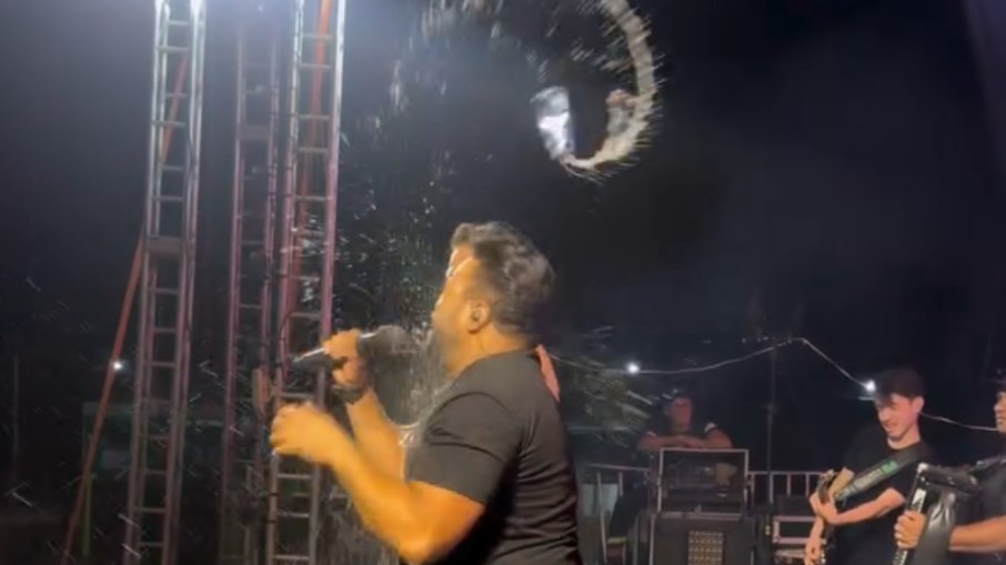 Henrique Rocha foi atingido por uma lata no rosto durante apresentação